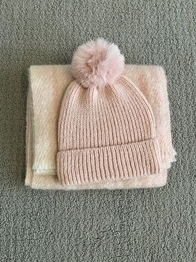 🩷 New Women’s Pink Pom Beanie Hat and Scarf Set